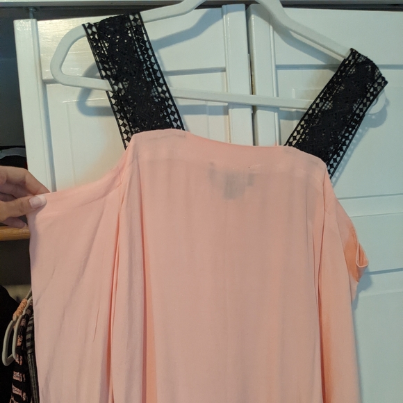 Pink and black cold shoulder blouse - Picture 3 of 4